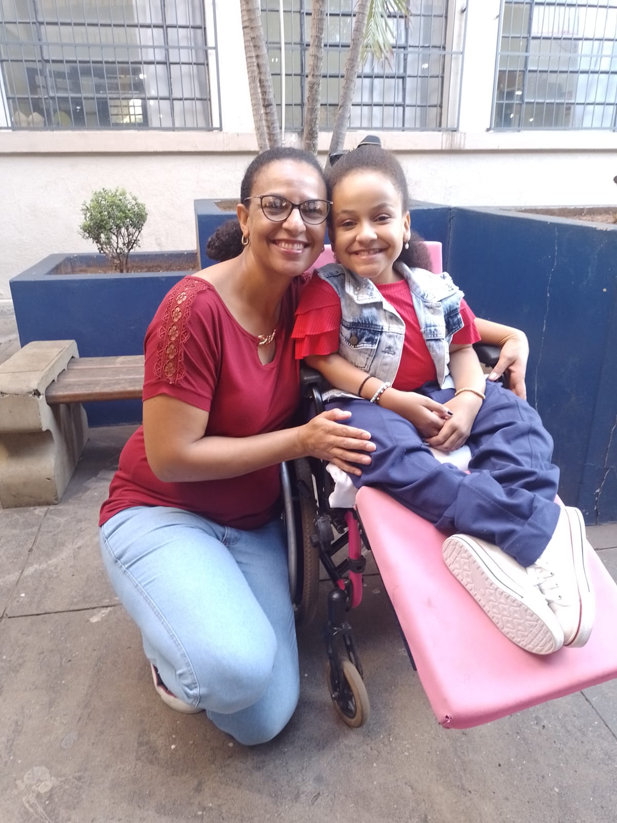 Camila Cristina Araújo de Souza com a filha Rebeca, de 11 anos