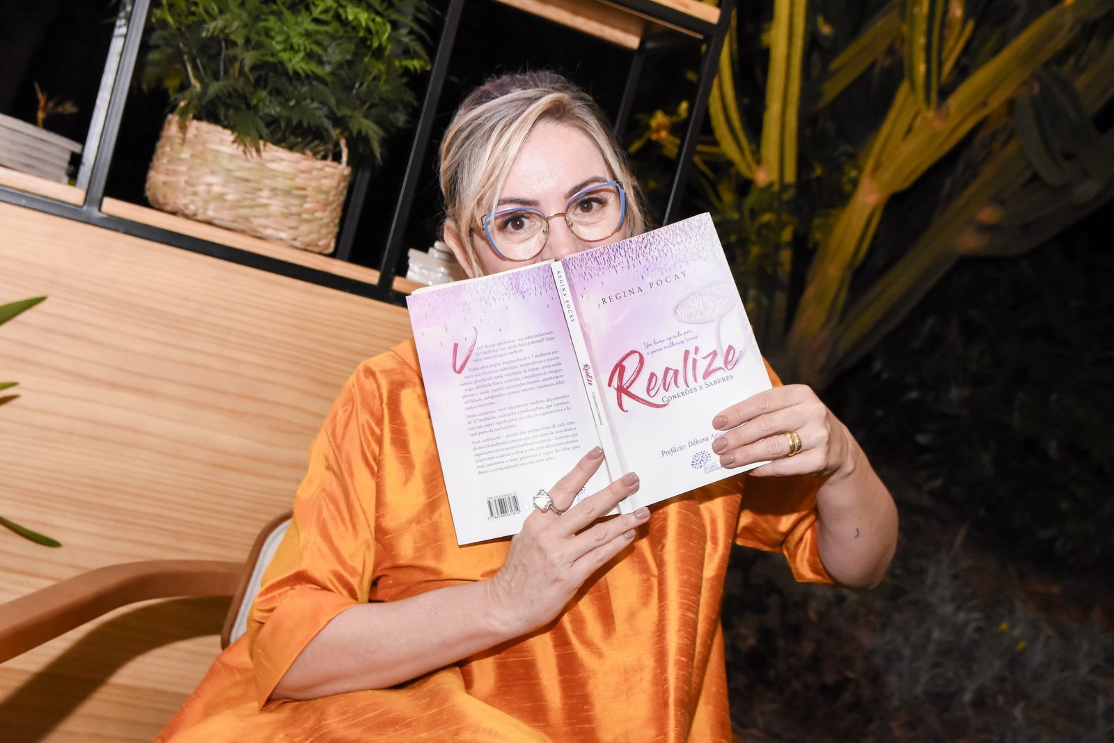 Regina Pocay com o livro Realize Conexões e Saberes