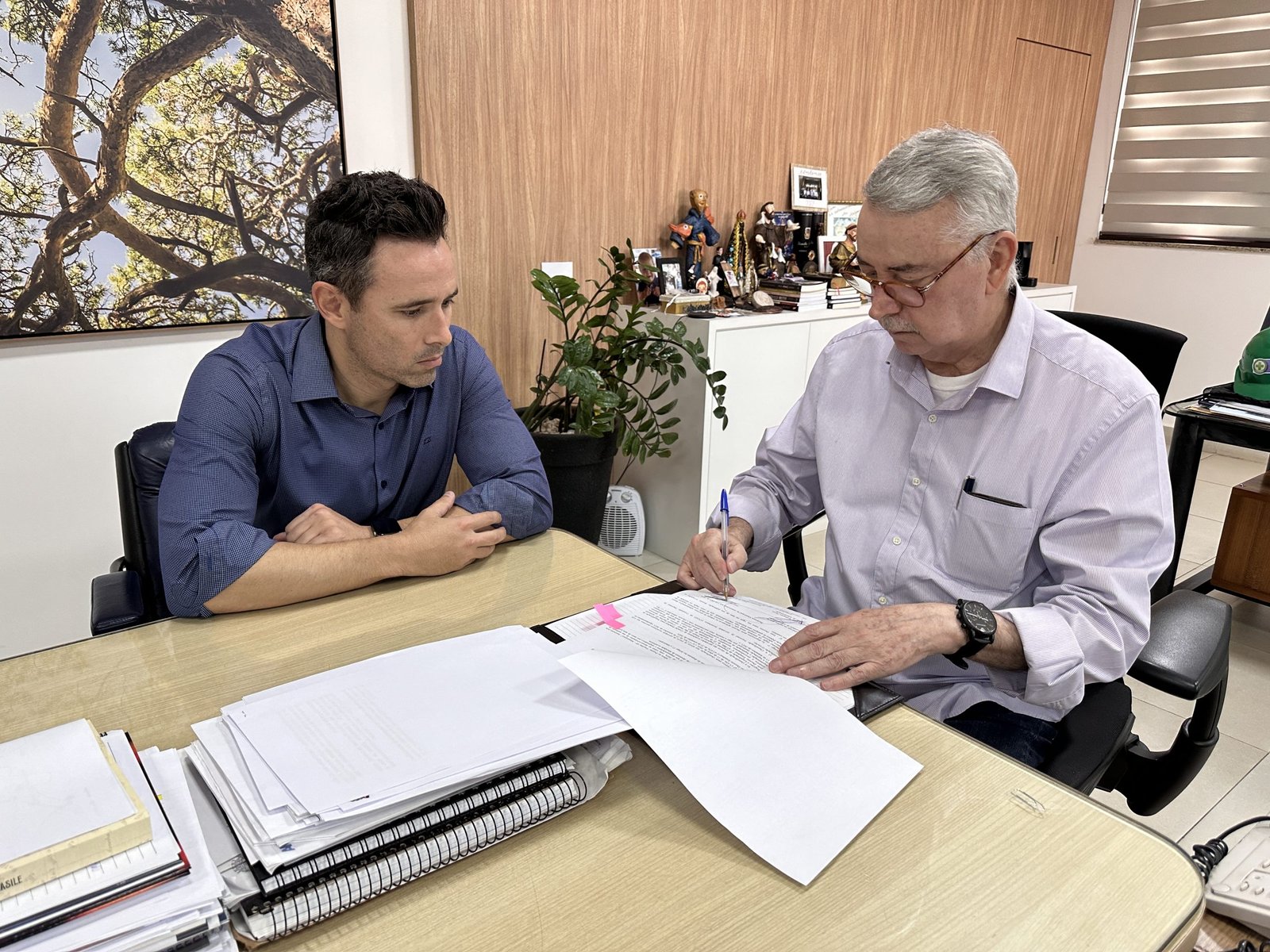 Secretário Rafael de Barros e prefeito Chico Sardelli na assinatura do termo de adesão ao Facilita SP