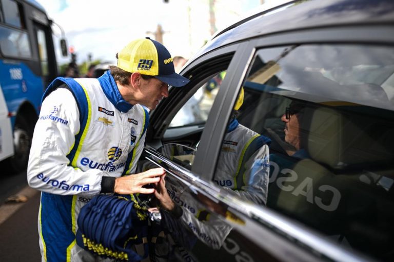 "Levem os donativos para o autódromo", pediu Daniel Serra nas ruas de Cascavel (Duda Bairros/Stock Car)