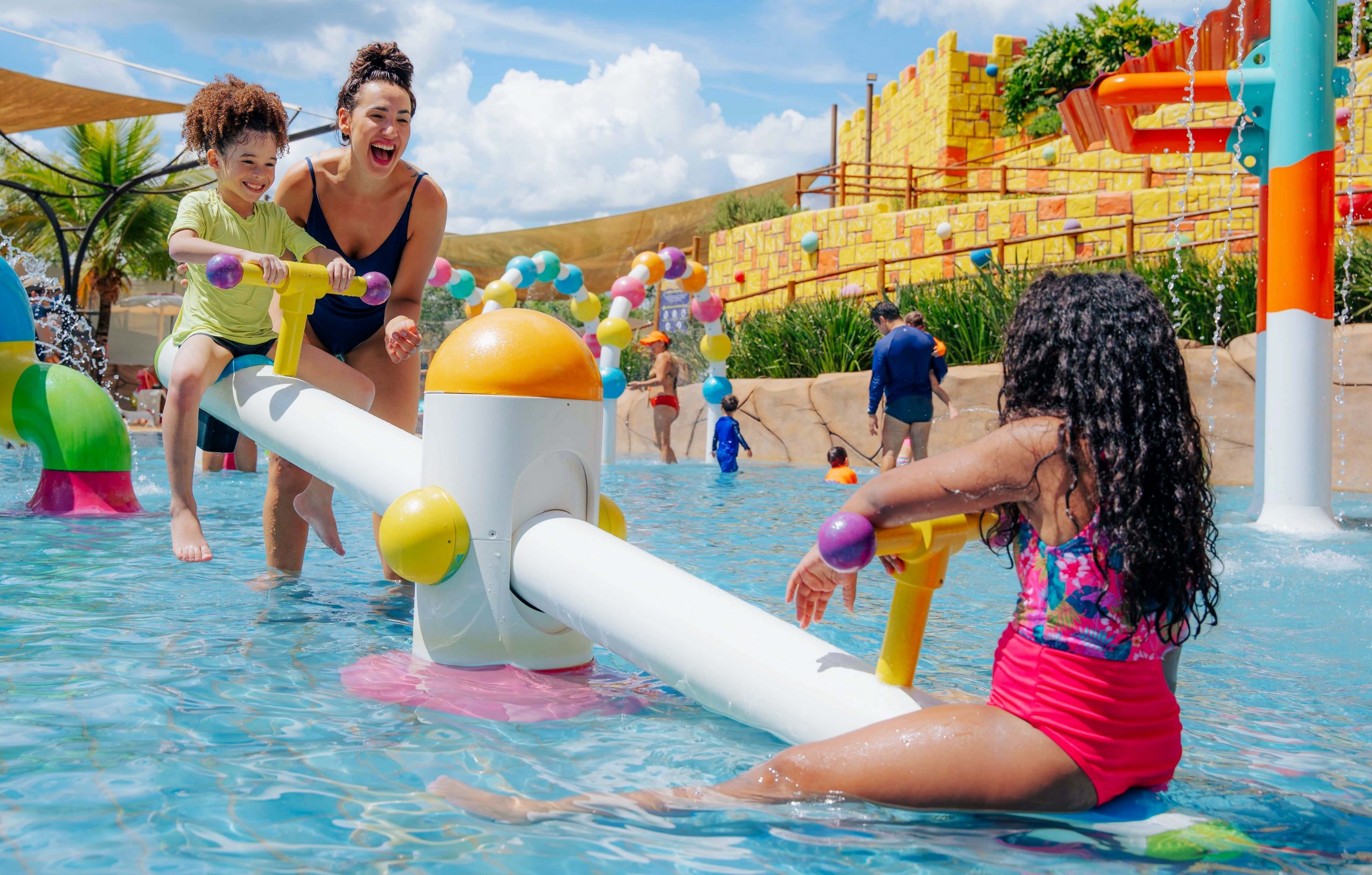 Mãe com filhos na infantil_2