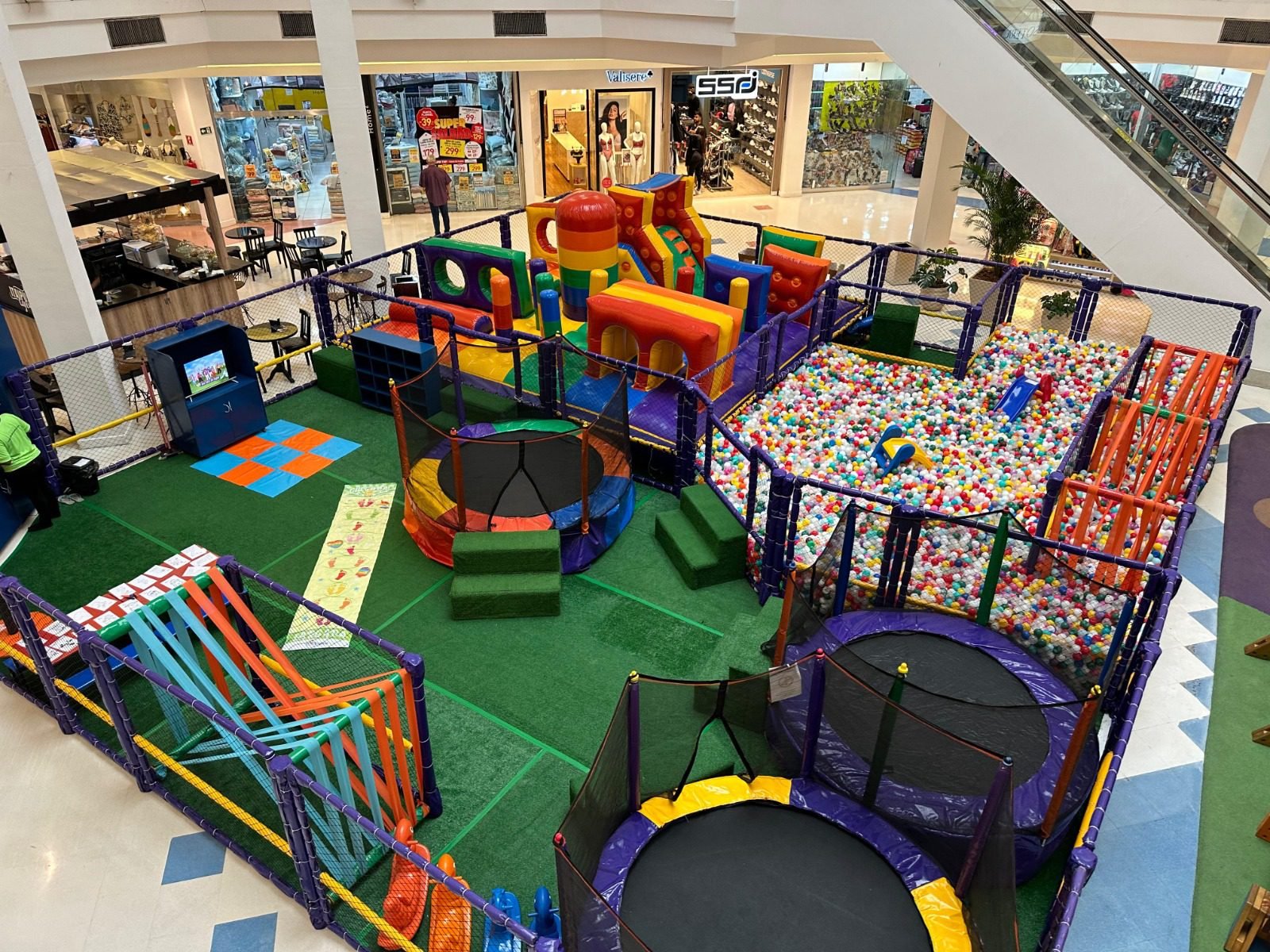 Multicenter Itaipu, em Niterói, recebe uma atração inspirada em um mega pop it para as crianças se divertirem 1 1