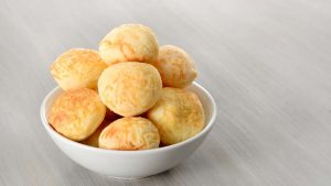 Como assar pão de queijo congelado