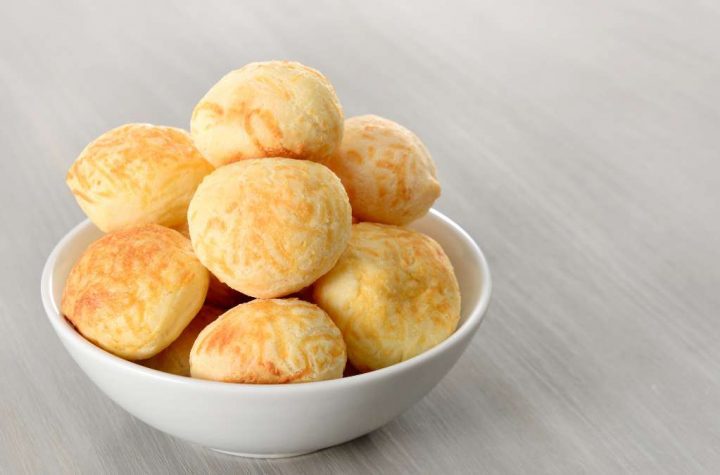 Como assar pão de queijo congelado