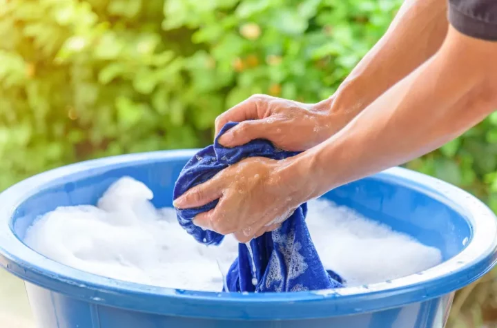Como lavar roupa na mão