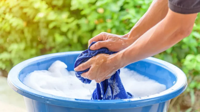 Como lavar roupa na mão