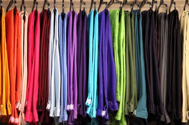 Como usar calça pantalona com tênis