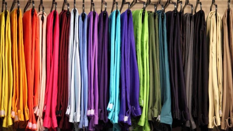 Como usar calça pantalona com tênis