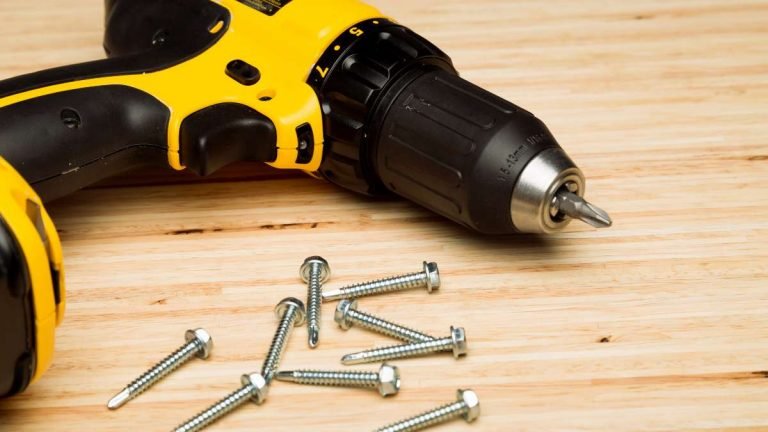 Como usar uma furadeira