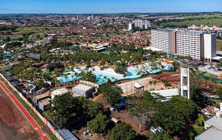Vista aérea do parque aquático Hot Beach, onde ocorrerá a Festa da Virada