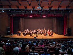 Orquestra Sinfônica de Americana apresenta o espetáculo “Viagem Concertante” no Teatro Municipal