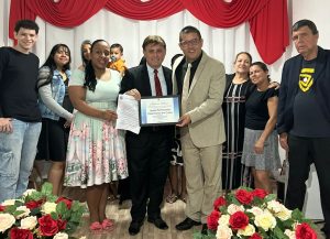 Vereador Carlos Fontes homenageia Igreja Pentecostal Vida Eterna em Cristo pelo primeiro aniversário