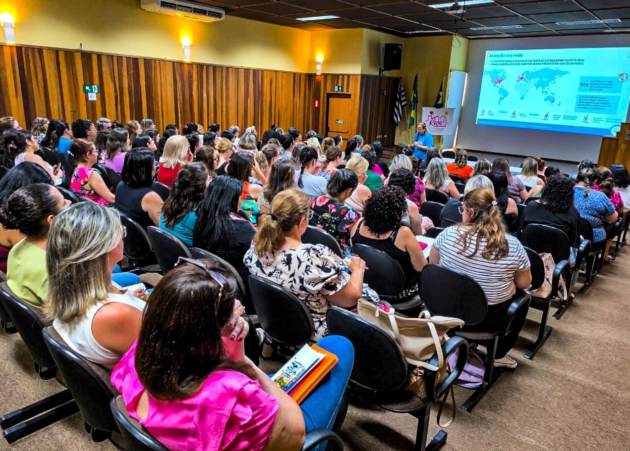 Educadores de Santa Bárbara participam de formação sobre câncer infantojuvenil 1 Palestra Combater ao Câncer 01 - imprensa