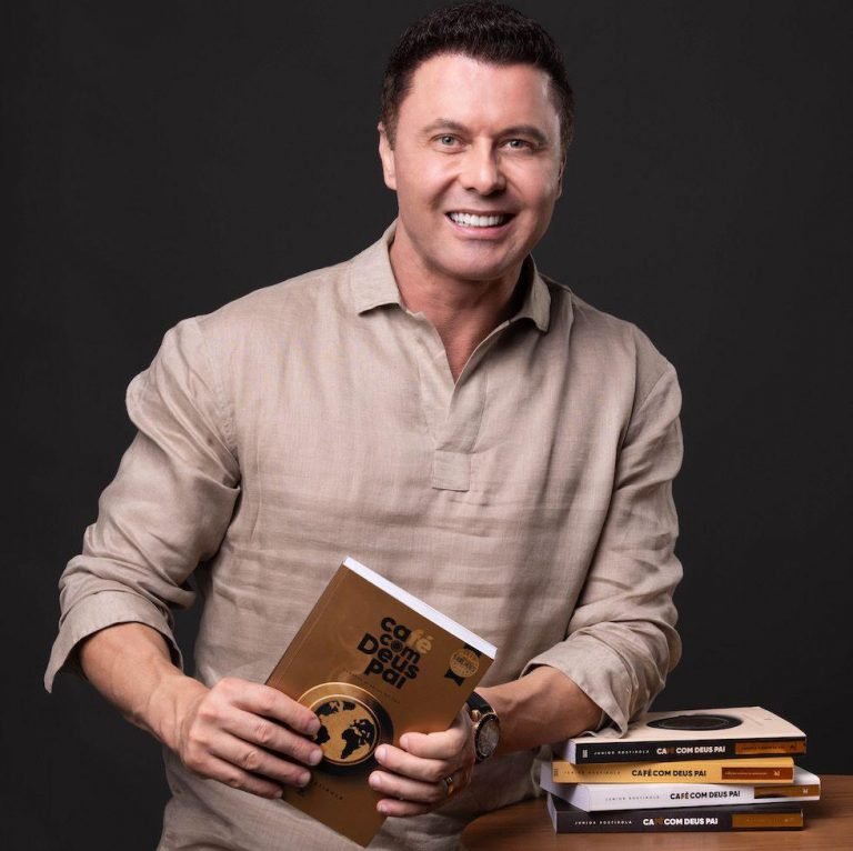 Junior Rostirola, autor da obra "Café com Deus Pai"