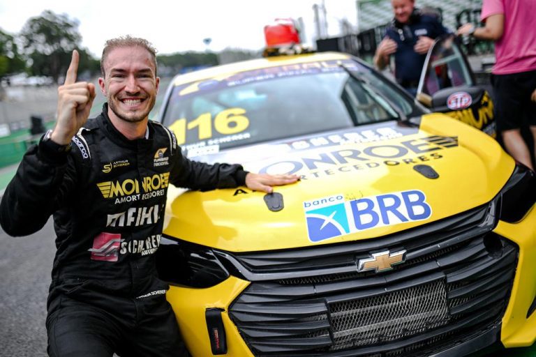Arthur Scherer comemora a pole position da etapa Endurance de Interlagos (Duda Bairros/Vicar)