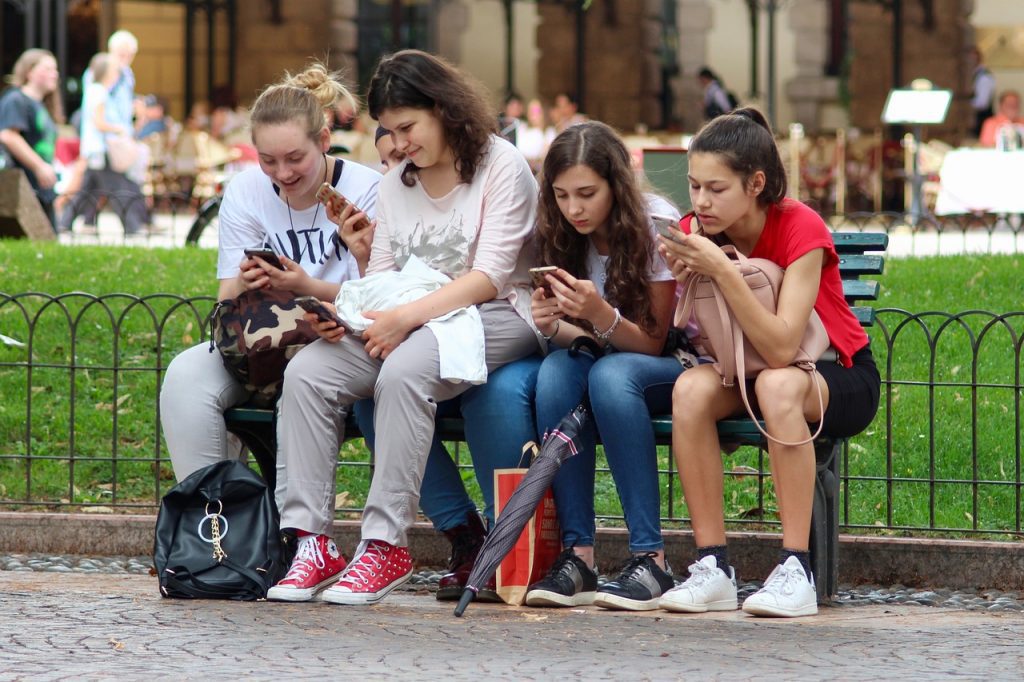 Assistir filmes no celular prejudica os olhos? Entenda os riscos e cuidados necessários