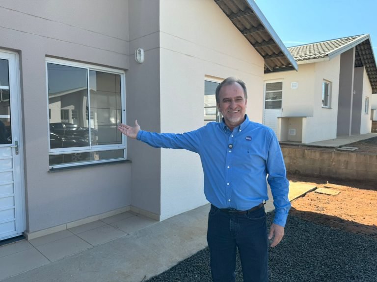 Deputado Dalben_Entrega de moradias em Americana