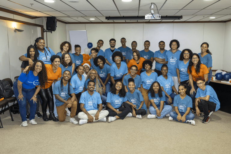 Jovens do programa Rotas e Travessias e equipe do Instituto Aliança_crédito Dphotografia (1)