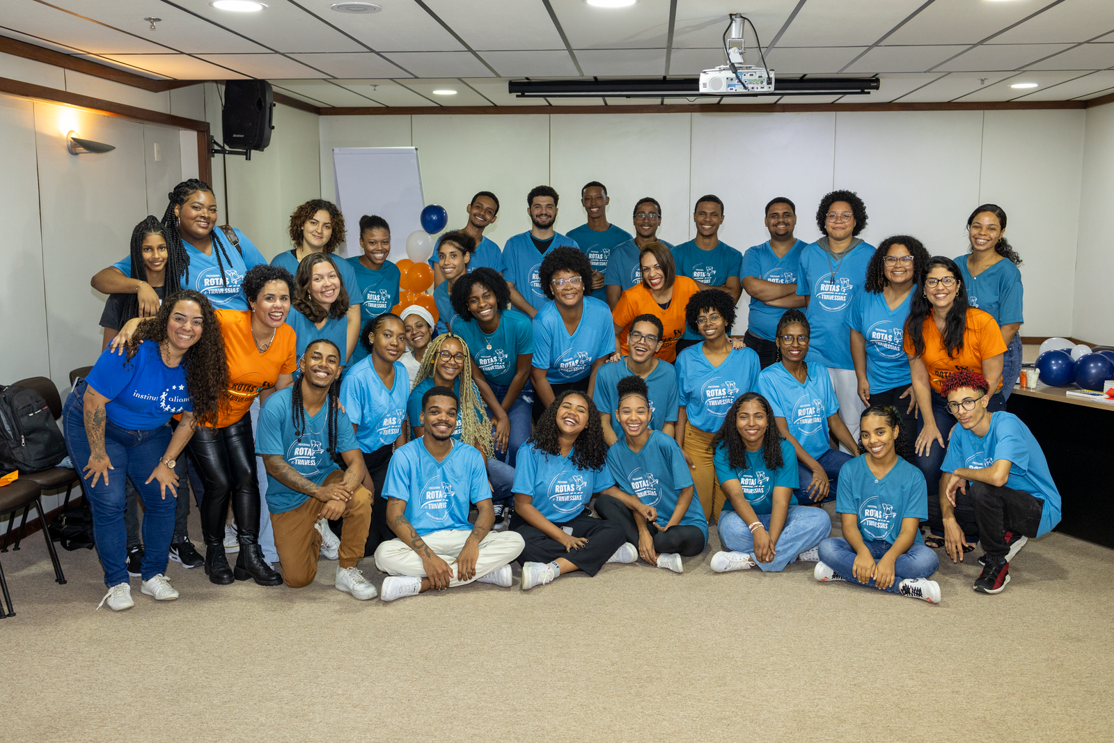 Jovens do programa Rotas e Travessias e equipe do Instituto Aliança_crédito Dphotografia (1)