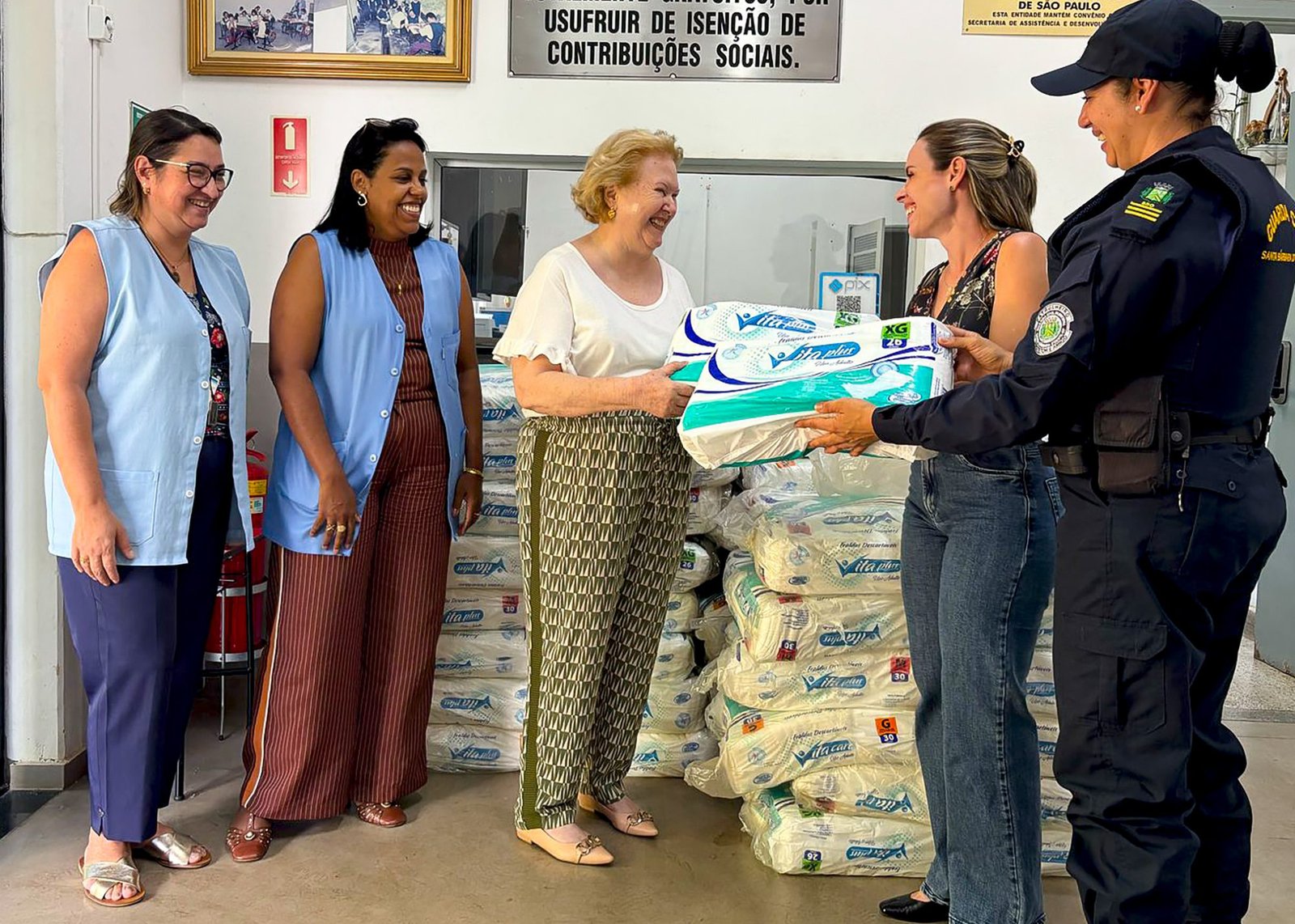 entrega de fraldas apae 02 imprensa