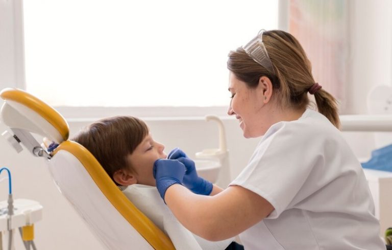 Criança realizando tratamento dentário