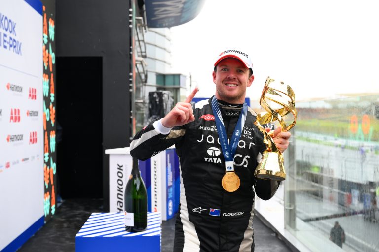 Fórmula E/Divulgação Nick Cassidy, da Jaguar TCS Racing, no pódio do E-Prix de Xangai