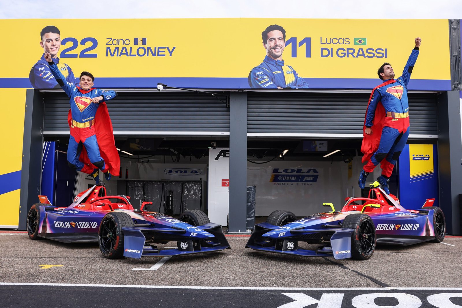 Lola Yamaha ABT/Divulgação Carros T001 e pilotos da Lola Yamaha ABT com cores do novo filme do Superman, em Berlim