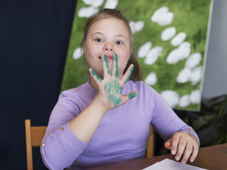 garota-de-tiro-medio-com-pintura-de-sindrome-de-down