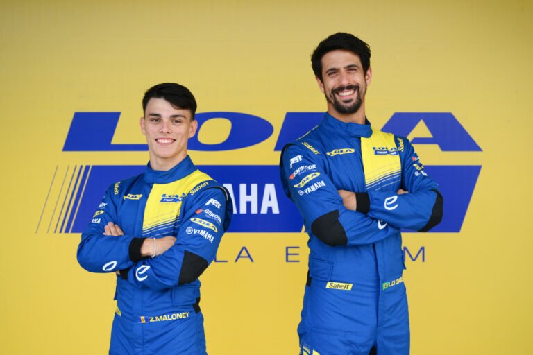 Lola Yamaha ABT/Divulgação Pilotos Zane Maloney (esq.) e Lucas di Grassi com macacão azul e amarelo da Lola Yamaha