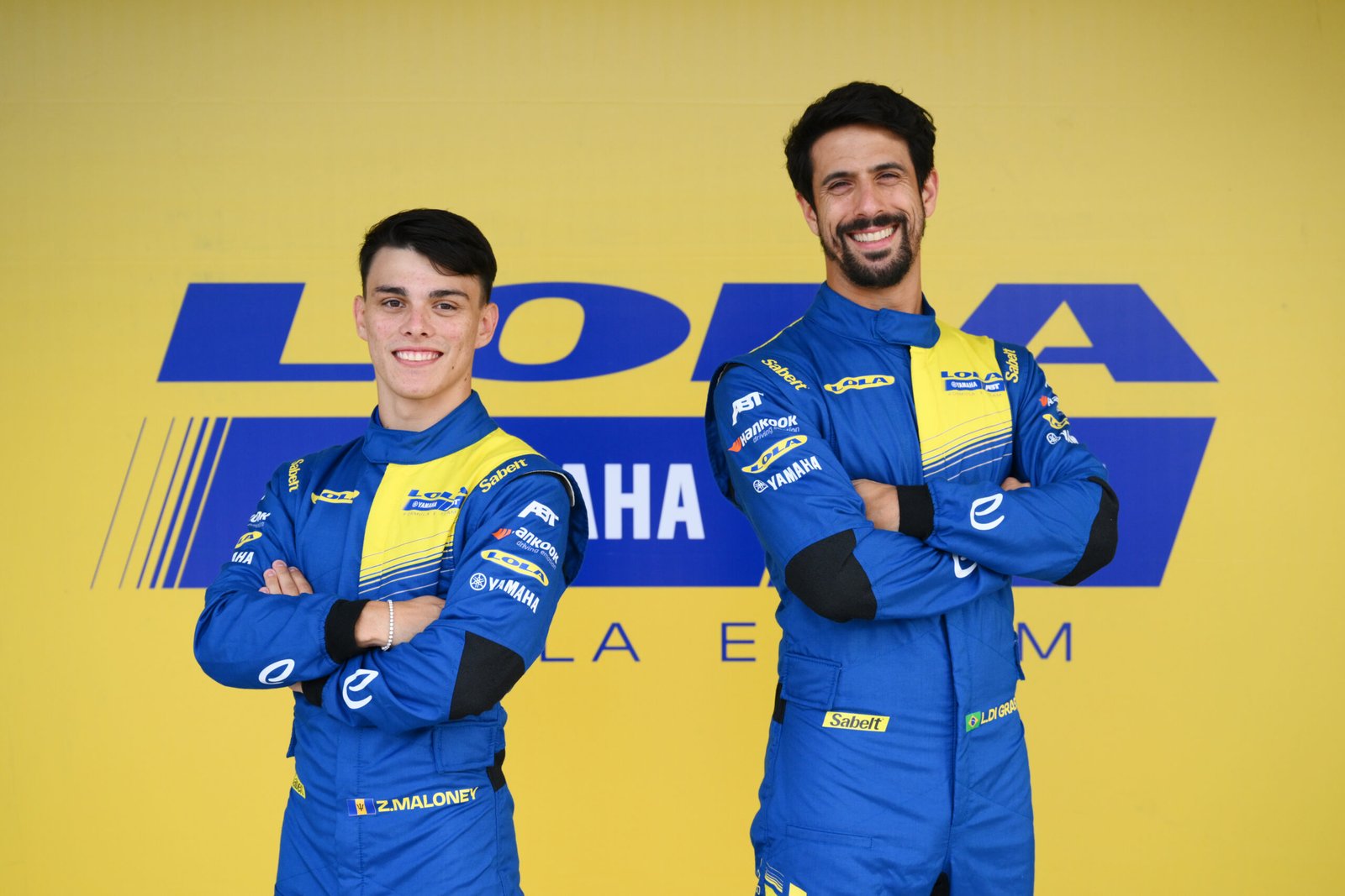 Lola Yamaha ABT/Divulgação Pilotos Zane Maloney (esq.) e Lucas di Grassi com macacão azul e amarelo da Lola Yamaha