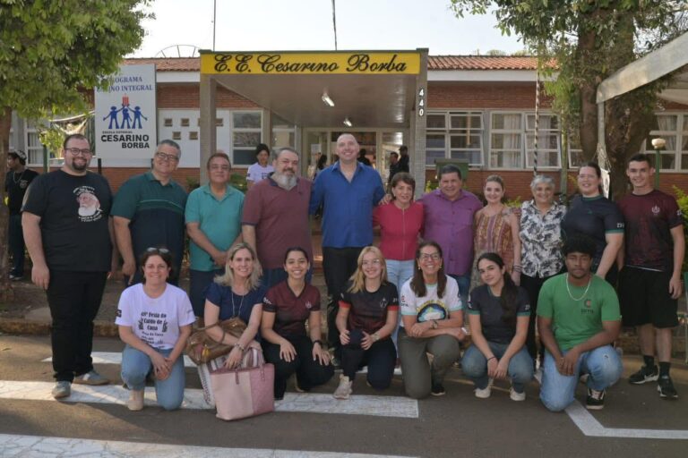 22-09-25-A deputada estadual Professora Bebel com a direção, professores, pais e alunos em frente à EE EE Cesarino Borba, que foi beneficiada com emenada paralmentar do seu mandato popular