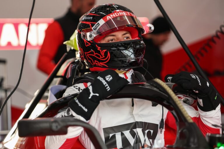 Fórmula E/Divulgação Felipe Drugovich, com seu capacete com dragão desenhado em preto e vermelho, foi o melhor novato nesta quarta-feira