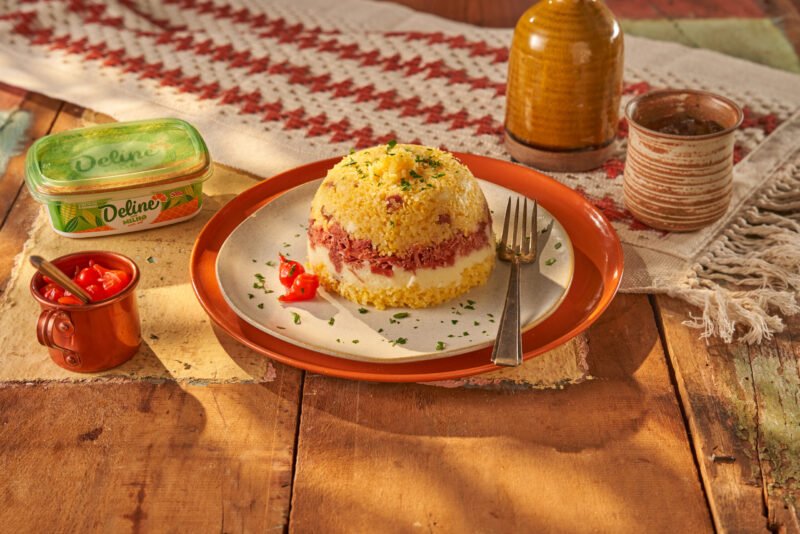 Deline. Cuscuz cremoso com carne seca e bacon.