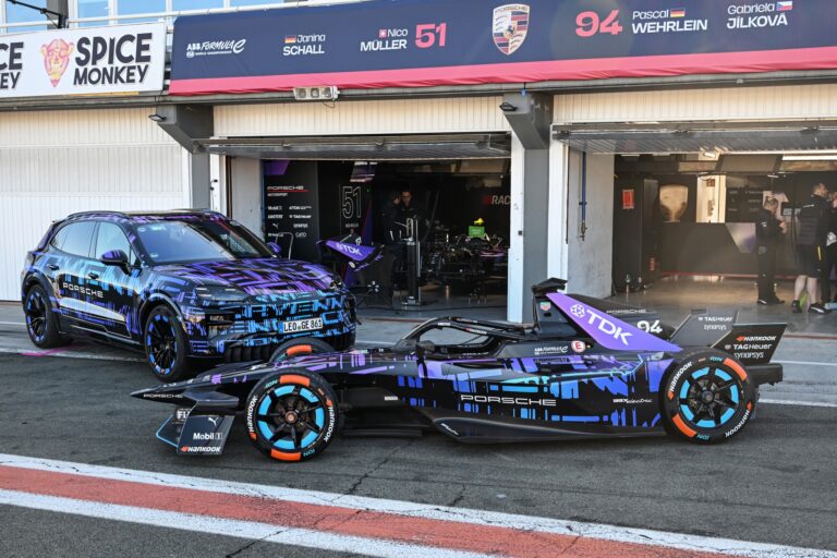 Fórmula E/Divulgação Protótipo do Porsche Cayenne Electric e carro da equipe Porsche Fórmula E durante testes da Pré-Temporada, em Valência