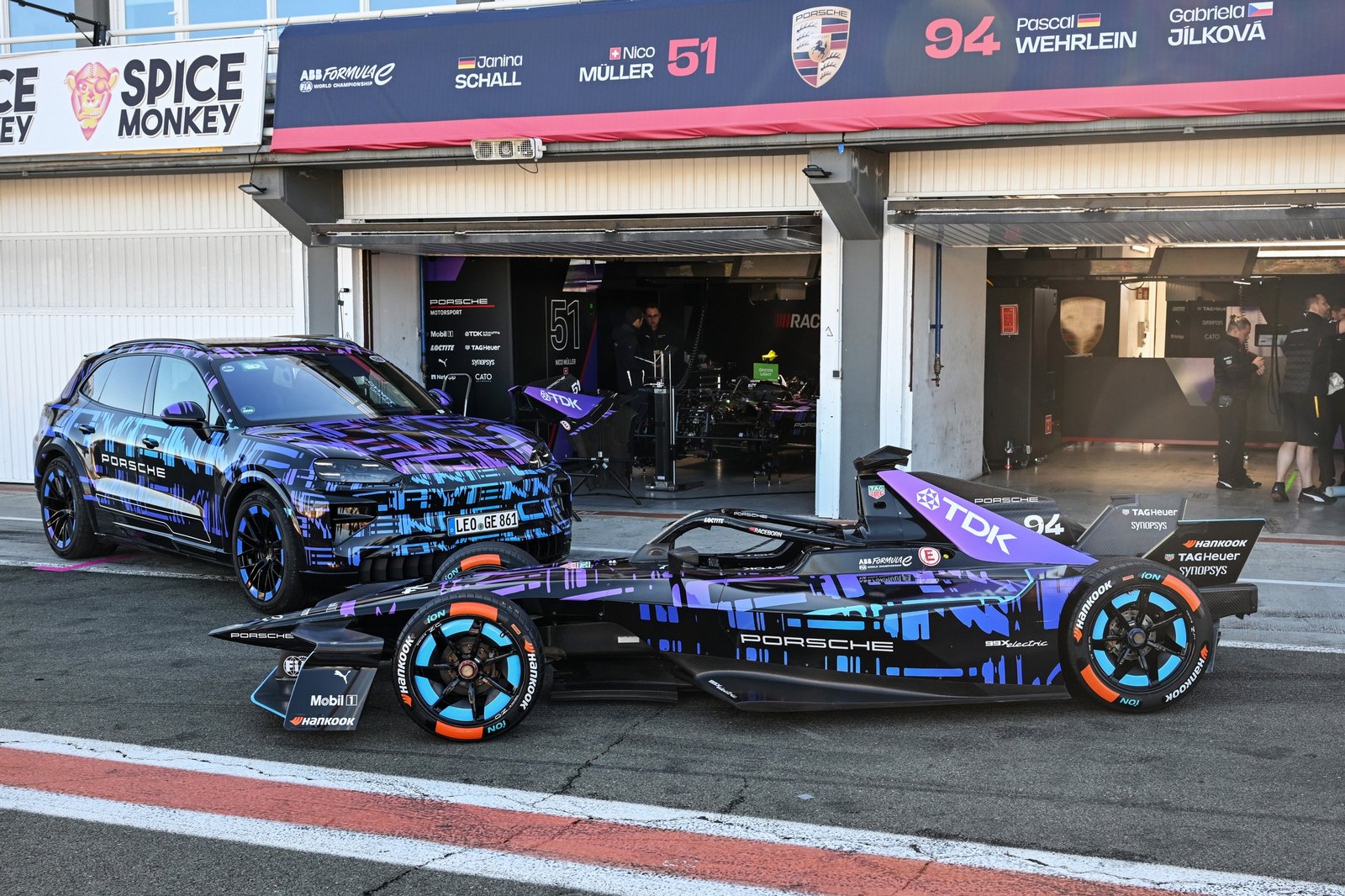 Fórmula E/Divulgação Protótipo do Porsche Cayenne Electric e carro da equipe Porsche Fórmula E durante testes da Pré-Temporada, em Valência