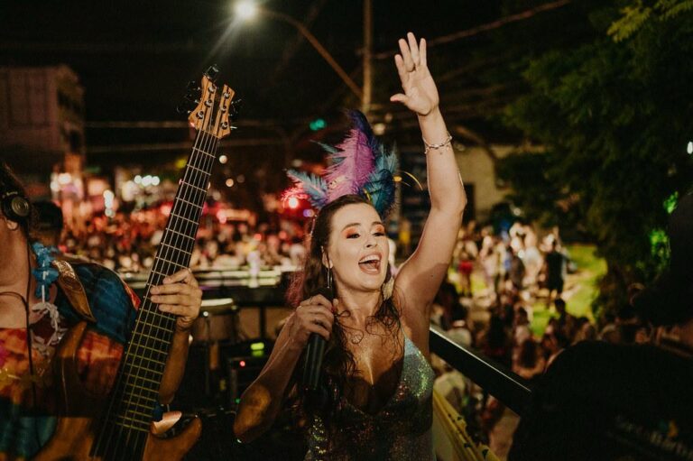 Bloco das Bárbaras consolida liderança feminina e se firma como o maior carnaval de rua da região