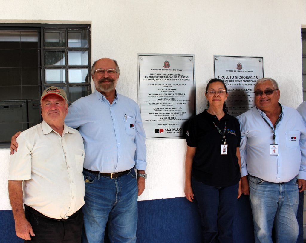 Conheça o laboratório que impulsiona a fruticultura paulista 3 Secretario executivo Alberto Amorim descerra placa de reforma da unidade de Tiete SP