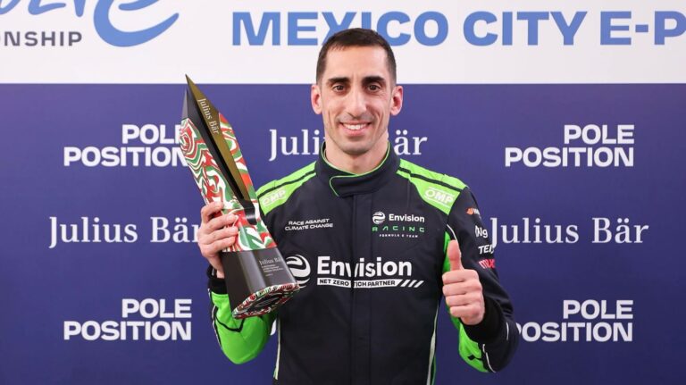 - Sébastien Buemi recebe troféu Julius Baer do E-Prix da Cidade do México de 2026  - Crédito: Fórmula E/Divulgação