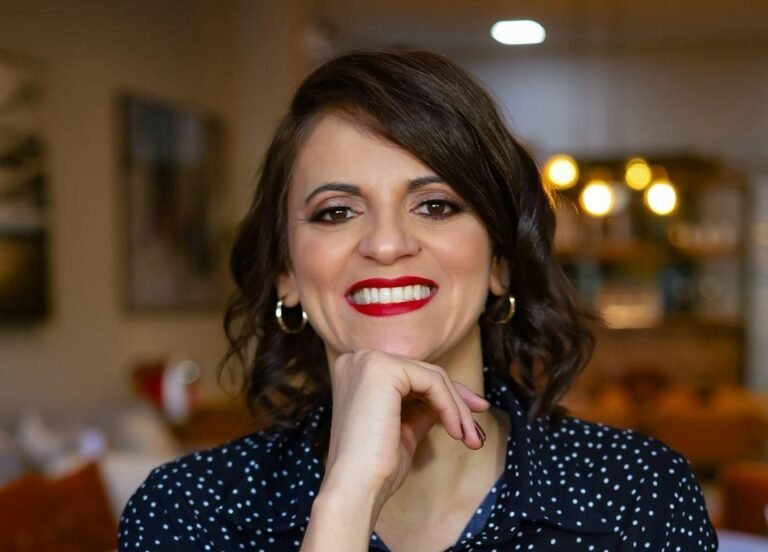 O varejo na era do comércio social: o que muda com o Youtube Shopping e Tik Tok Shop 8 Silmara-Regina-de-Souza