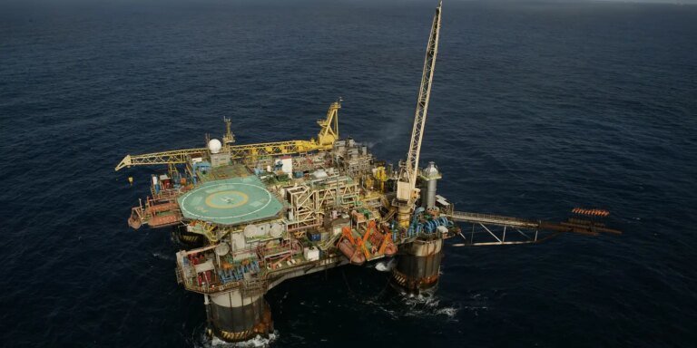 plataforma_semi-submersivel_p-20_bacia_de_campos_petroleo_do_brasil_petrobras_0.jpg