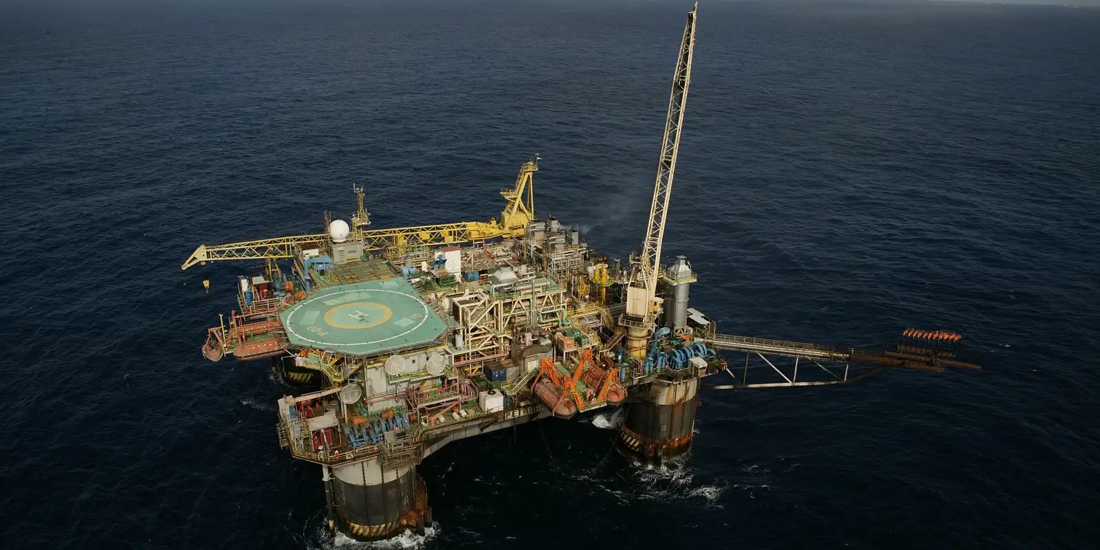 plataforma_semi-submersivel_p-20_bacia_de_campos_petroleo_do_brasil_petrobras_0.jpg