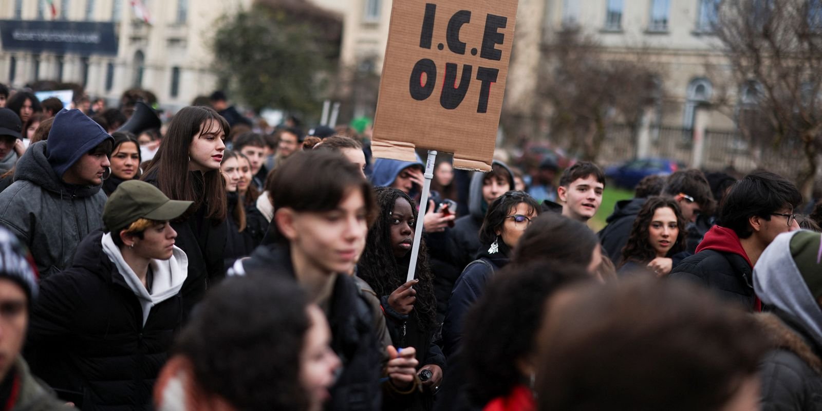 Protestos contra ICE ocorrem em Milão antes da abertura da