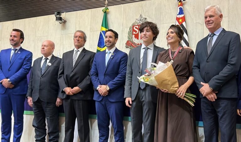 Com afagos de Tarcísio, Derrite e Valdemar, Rosana Valle recebe maior honraria da Alesp 2 3