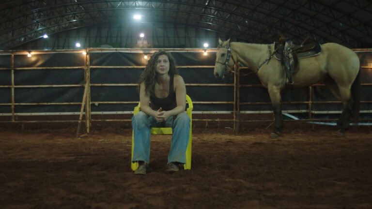 Carolina Belarmino em cena de DOMA--