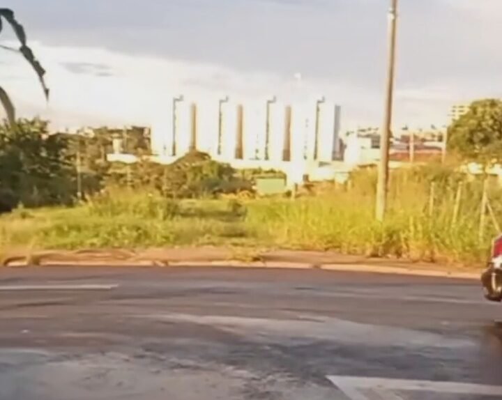 Moradora reclama de notificação por mato na calçada enquanto área pública permanece sem manutenção em Santa Bárbara d’Oeste 2 Jardim boa vista