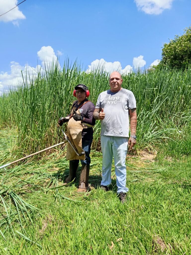 Moradores do Conjunto dos Trabalhadores roçam mato por conta própria após falta de zeladoria da Prefeitura 2 WhatsApp Image 2026 03 15 at 12.35.36