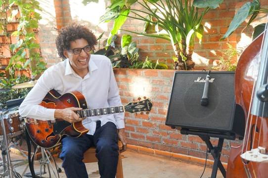 No dia do jazz, em Santa Bárbara d'Oeste, artista Márcio Lemos homenageia Tom Jobim no projeto musical “Antônio Brasileiro”