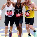 Brasileiro vira manchete por ato de empatia na Maratona de