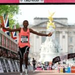 Queniano se torna primeiro atleta a correr maratona abaixo de