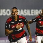 Flamengo derrota Vitória e fica perto de líderes no BR